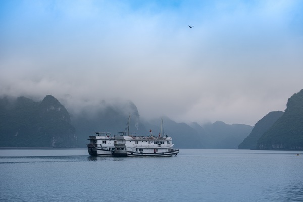 VNHLG - Ha Long Bay - Ship on Foggy Day.jpg